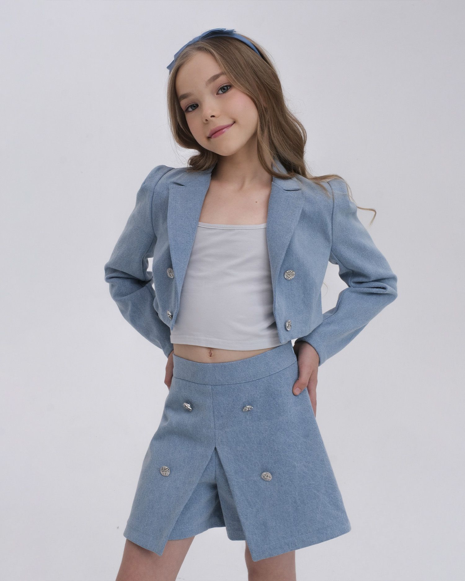 Девочка в голубом пиджаке и юбке-шортах Sky Ivory Denim